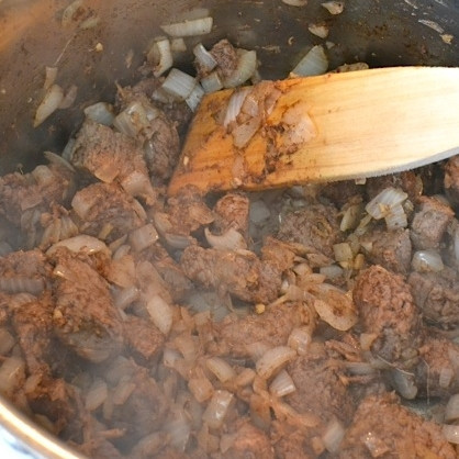 1. Этап. Мясо по-мароккански: Добавляем душистый перец и корицу.