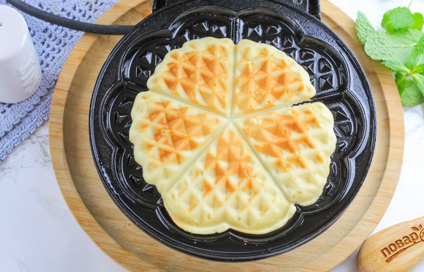 1. Этап. Хрустящие вафли на маргарине: Испеките в течение 2-3 минут до румяности и выложите вафли на тарелку. Чтобы получить хрустящие вафли, выкладывайте их на решетку, они при остывании будут становиться ломкими.