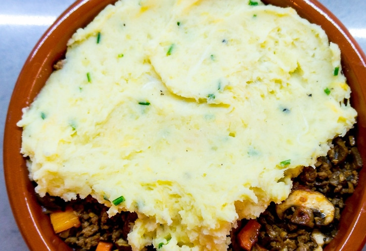 1. Этап. Английский пастуший пирог: Сверху выложите картофельное пюре и равномерно распределите по форме.