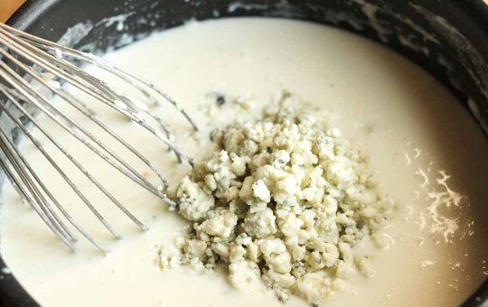 1. Этап. Куриная лазанья: 5. Выложите к мучной и молочной смеси кусочки сыра.