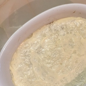 1. Этап. Салат Лужок: Яйца натереть на крупной терке, выложить на слой чернослива, разровнять, сверху смазать майонезом.