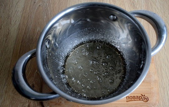 1. Этап. Бисквитный торт с творожным кремом: Сварите сироп из 100 г сахара и 50 мл воды.