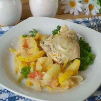 Курица, тушеная с овощами в сметане