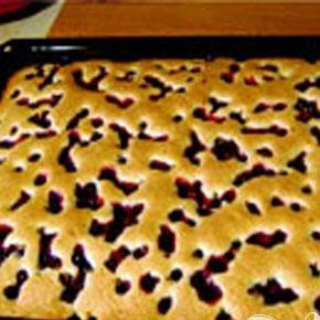 1. Этап. Летний кекс с ягодами: 5. Теперь форму с будущим пирогом поставим в духовку, и примерно тридцать минут выпекать, температура должна быть сто семьдесят пять градусов.