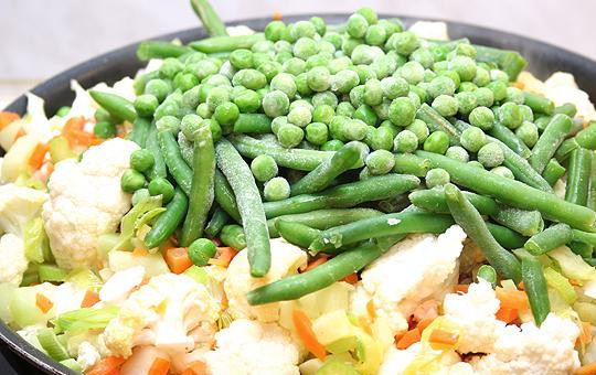 1. Этап. Франкфуртский овощной суп: Теперь добавляем цветную капусту, стручковую фасоль и зеленый горошек. У меня были замороженные. Перемешиваем и обжариваем 2-3 минуты.