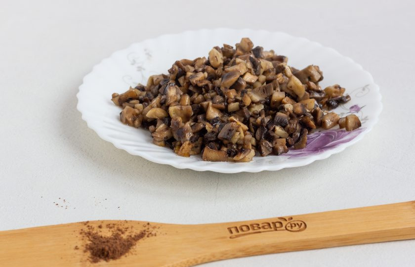 1. Этап. Запеченный печеночный паштет: По истечении времени начнем приготовление паштета. Грибы помойте, обсушите и мелко нарежьте. Обжарьте в 2 ст. л. сливочного масла. Можно немного подсолить.