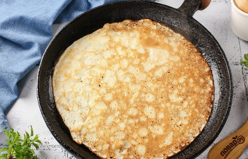 1. Этап. Блины из перепелиных яиц: Выпекайте блины на смазанной маслом сковороде, с двух сторон, до готовности.