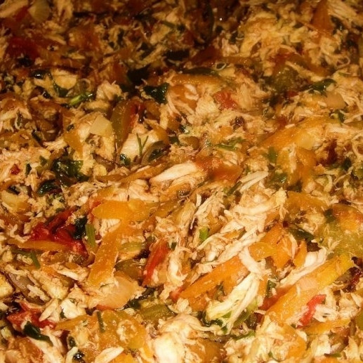 1. Этап. Пирожки с курицей и картошкой: Готовую зажарку снимаем с огня и остужаем до комнатной температуры.