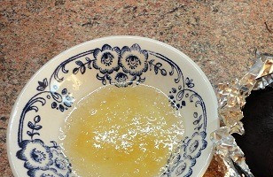 1. Этап. Закусочные бутерброды с тунцом: Желатин замочить в холодной кипяченой воде. Свеклу я запекла заранее. Можно и отварить свеклу, но запеченная намного вкуснее.