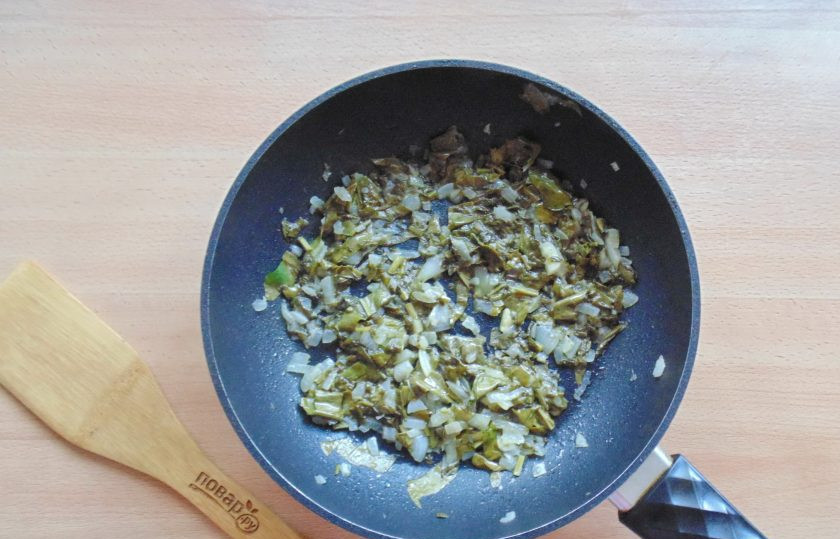 1. Этап. Соус из щавеля: Жарьте щавель перемешивая, до изменения цвета.