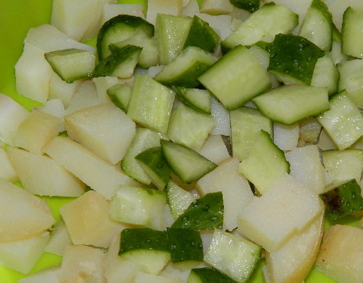 1. Этап. Салат Оливье 1904 года: 1. Яйца и картошку отварим. Из рыбы удаляем косточки. В миске смешаем картофель кубиками, свежие огурцы и отварные яйца.