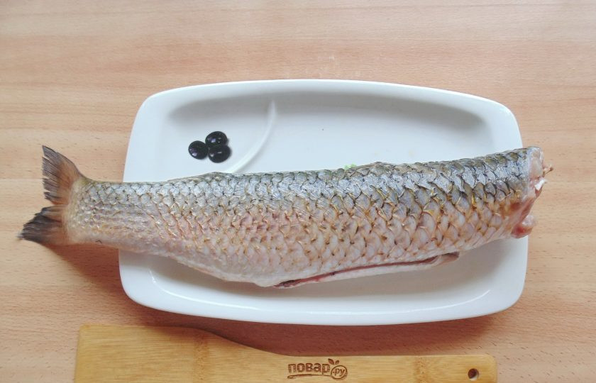 1. Этап. Заливное из пеленгаса: Рыбу очистите, выпотрошите. Удалите голову, плавники и черную пленку в брюшке. Тщательно помойте внутри и снаружи.