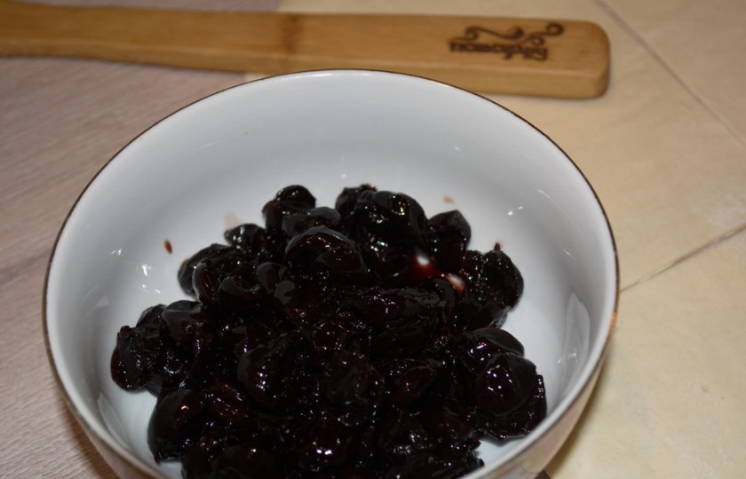 1. Этап. Конвертики из слоеного теста: Я использую вишни из вишневого варенья.