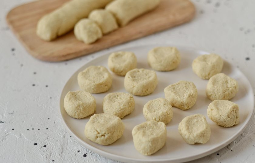 1. Этап. Ленивые вареники без яиц: Скатайте из массы колбаску толщиной примерно 2,5 см. и нарежьте на кусочки 3-4 см.