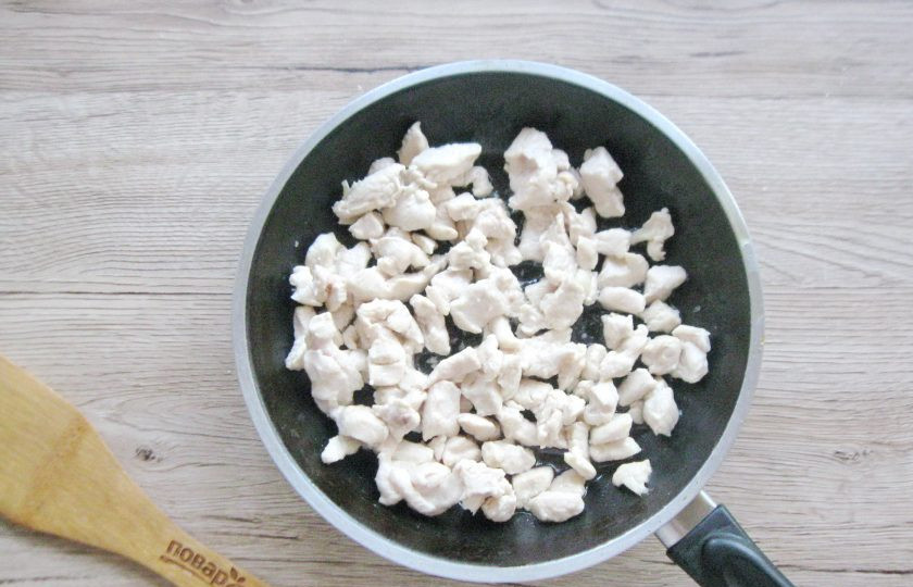 1. Этап. Жареный Оливье: Куриное филе мелко нарежьте и выложите в сковороду с маслом. Перемешивая, поджарьте до готовности.