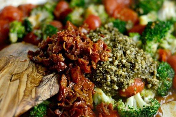 1. Этап. Паста с Песто и курицей: 5. Потом добавьте нарезанные вяленые помидоры и соус.