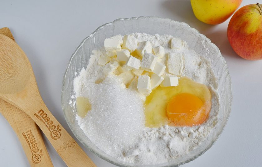 1. Этап. Воздушный творожный пирог с яблоками: Соедините в глубокой посудине все ингредиенты для теста: муку, разрыхлитель, соль, сахар, яйцо, воду, сливочное масло.