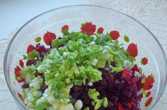 1. Этап. Любимый салат Петра 1: Лук промойте и измельчите. Добавьте его к овощам вместе с горошком. Можете выбрать консервированный или свежий.