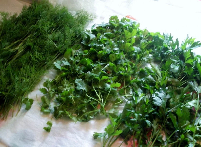 1. Этап. Скумбрия в фольге: Зелень вымыть, мелко порезать и слегка помять.