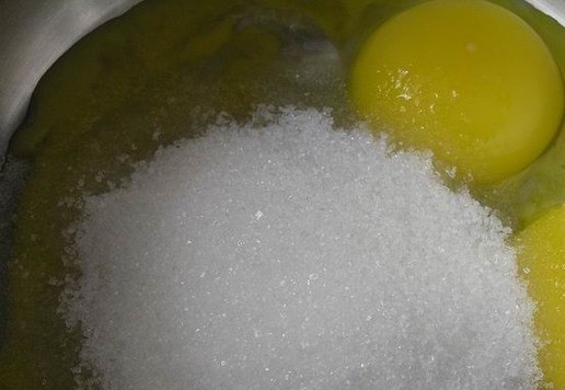 1. Этап. Абрикосовое мороженое с бадьяном: Желтки соедините в кастрюльке с сахаром и ванилином.