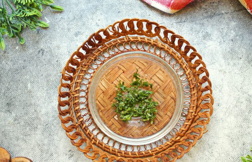 1. Этап. Салат из киноа с кальмарами: Приготовьте мятную заправку. Для этого листья мяты мелко порежьте и выложите в миску.