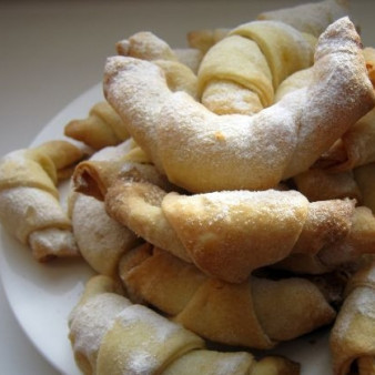 Классические рогалики с повидлом