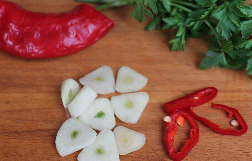 1. Этап. Бульон из говяжьего языка: За пару минут до готовности добавляем острый перец и чеснок. Вынимаем из бульона язык, удаляем белую пленку и нарезаем язык тонкими кусочками.