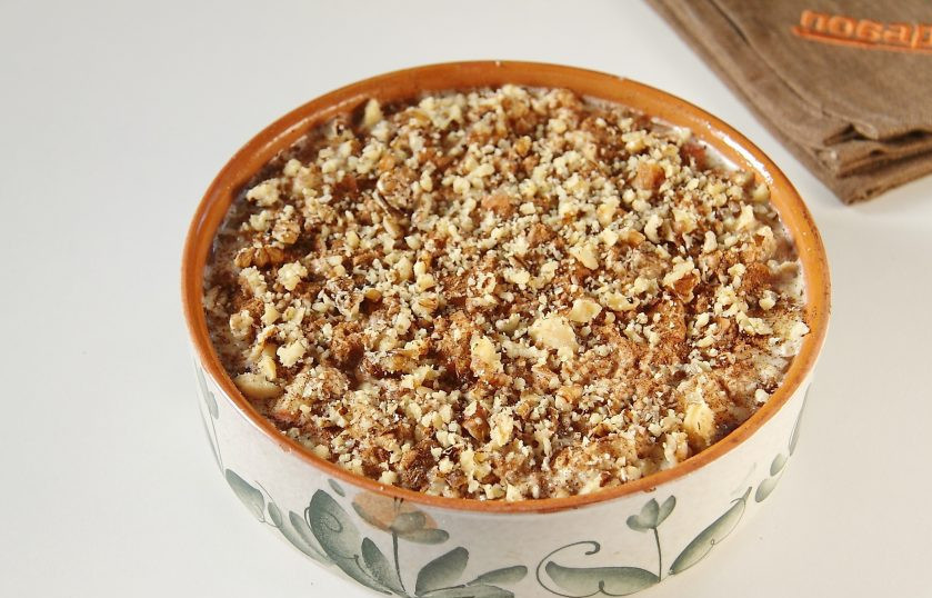 1. Этап. Овсяная запеканка с яблоком: Посыпьте верх корицей и измельченными орехами.