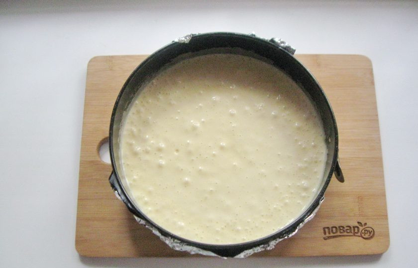 1. Этап. Японский заварной бисквит: В форму застелите пекарскую бумагу. Оберните форму снаружи фольгой в два-три слоя. Выложите в форму тесто. Поставьте форму на противень или в большую форму и налейте в эту форму горячую воду. Печь бисквит будем на водяной бане. Диаметр моей формы 20 сантиметров.