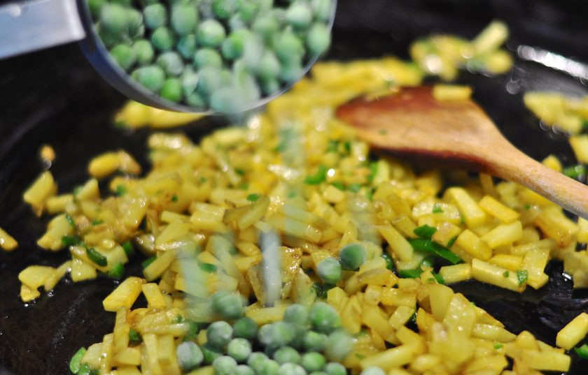 1. Этап. Тапиока: 3. Разогрейте растительное масло без запаха в сковороде, добавьте хлопья чили и куркуму, обжаривайте их 30 секунд. Выложите в сковороду нарезанный кубиками картофель, измельченный халапеньо. Обжаривайте 3-5 минут и добавьте зеленый горошек, накройте сковороду крышкой и тушите 5 минут.