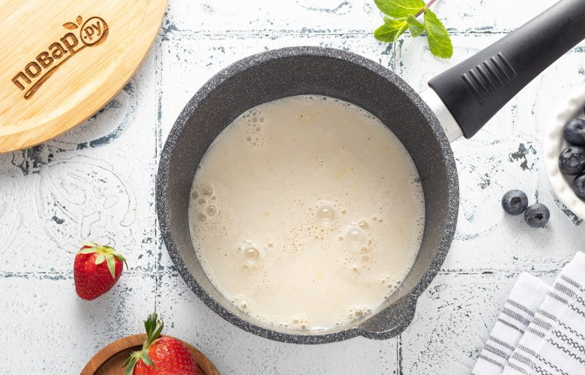 1. Этап. Каша из сорго: Влейте молоко. На среднем огне доведите до кипения и убавьте температуру. Готовьте кашу на медленно огне около 25-30 минут под крышкой. Периодически помешивайте, чтобы крупа не сбивалась в ком и не прилипала ко дну.