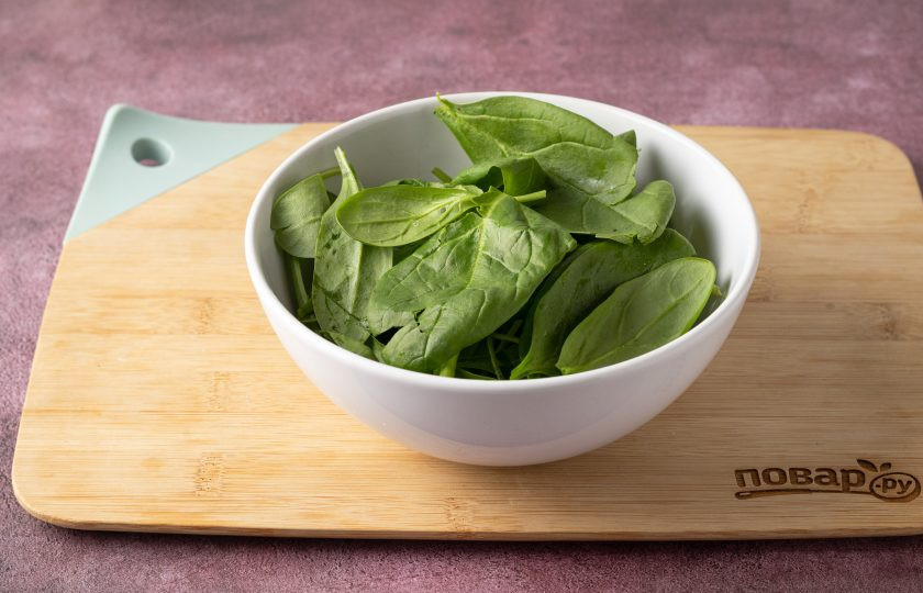 1. Этап. Зелёный смузи с киви и медом: Шпинат помойте и обсушите.