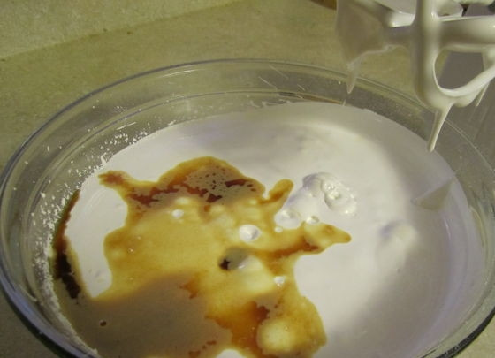 1. Этап. Конфеты: 4. Добавьте ванильный экстракт и еще раз перемешайте.