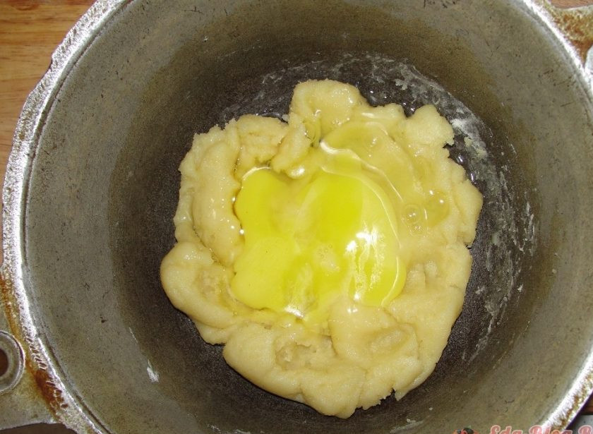 1. Этап. Тесто на эклеры: 5. Затем дайте массе постоять и когда она немного остынет добавьте яйца и снова замешивайте. Затем готовое тесто переложите в кондитерский мешок и можете выдавливать на противень.