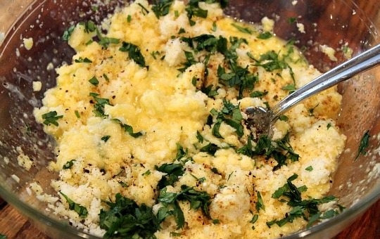 1. Этап. Тортилья из цветной капусты: 2. Когда основа готова, добавьте в нее яйца, соль и перец, измельченную зелень.