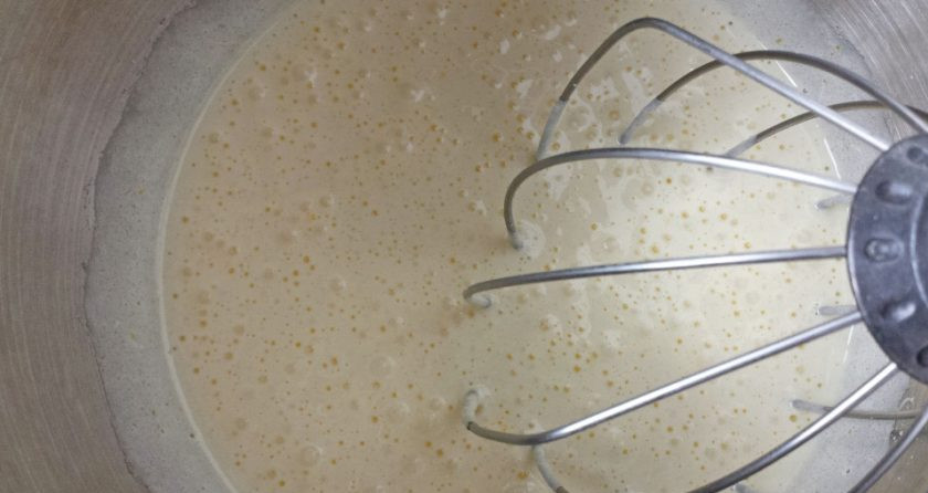 1. Этап. Бисквитный торт Графские развалины: 4. Взбиваю массу венчиком на высокой скорости 10 минут.