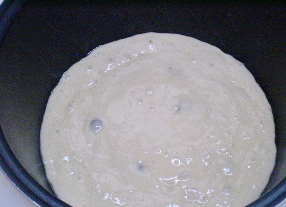 1. Этап. Пирог с ягодами на кефире: В смазанную форму мультиварки перелейте тесто и на режиме 