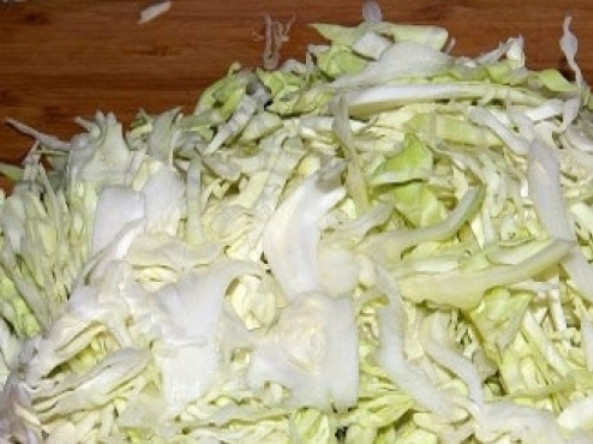 1. Этап. Салат с капустой, яблоками и брюссельской капустой: Пошинкуйте капусту, добавьте её в салат. Заправьте сметаной, перемешайте и подайте на стол.