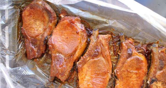 1. Этап. Свиная корейка в рукаве для запекания: Выпекайте корейку в рукаве полтора часа при температуре 180 градусов. Затем разрежьте рукав, смажьте куски мяса соусом 