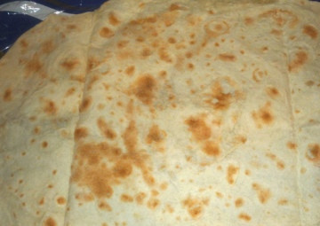 1. Этап. Рулет из лаваша с ветчиной: На столе расстелите пищевую пленку, на ней разложим наш лаваш.