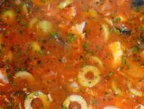 1. Этап. Рыбный суп с оливками: Довести до кипения процеженный рыбный бульон. Добавить картофель, готовить в течении 5 минут. Затем добавить тушеные овощи, нарезанные кружочками оливки, рыбу и маслины. Варить еще около 5 минут до готовности картофеля. Посолить, поперчить. Дать настояться примерно полчаса. Посыпать зеленью. Так же суп можно украсить дольками лимона.