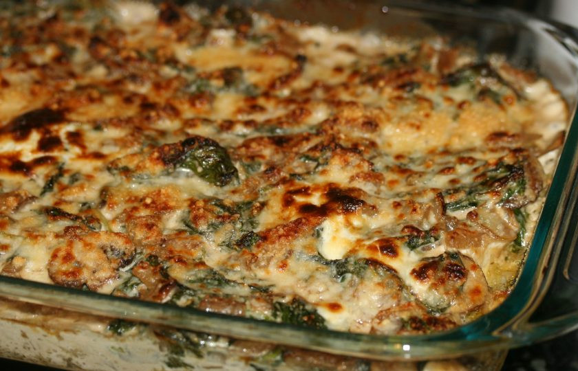 1. Этап. Запеканка с курицей, рисом и грибами: 4. Половину соуса влейте в сковороду к овощам, оставшимся соусом залейте рис и грудку в форме. Выложите овощи с соусом поверх курицы и посыпьте немного пармезаном. Запекайте в разогретом до 180 градусов духовом шкафу до образования красивой румяной корочки.