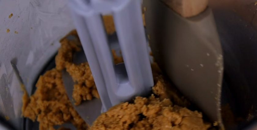 1. Этап. Торт Сникерс с соленой карамелью: 5. Арахис для начинки нарежьте, а для пасты измельчите в чаше блендера в течение 2-3 минут. Добавьте соль, растительное масло, мед и измельчите до состояния пасты. Приготовьте карамельную начинку: в кастрюле с толстым дном соедините сахар, воду и инвертный сироп.