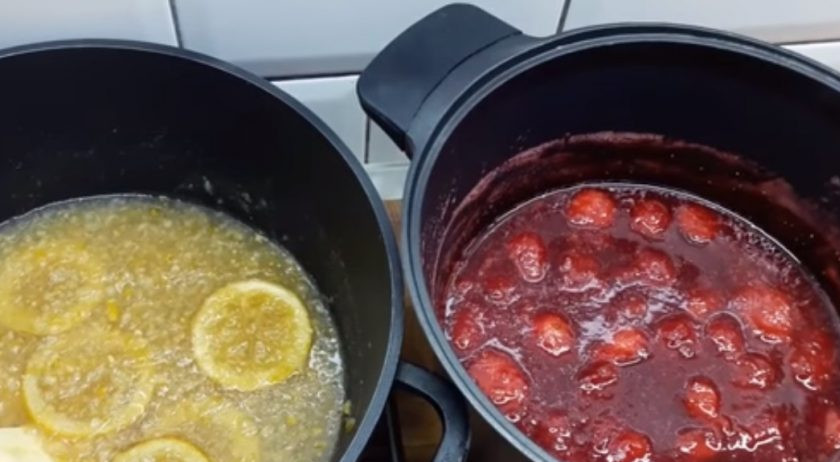 1. Этап. Клубнично-лимонный джем: 4. Дайте обеим массам полностью остыть, после чего снова прокипятите лимоны в 5 минут, а клубнику – 3 минуты. Оставьте лимоны и клубнику на ночь.