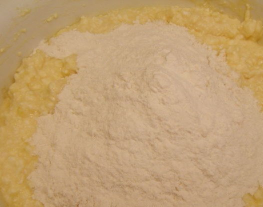 1. Этап. Творожные шарики, жареные в масле: Потом муку (сколько тесто возьмет). Замесите тесто, оно должно быть мягкое, не прилипать к рукам.