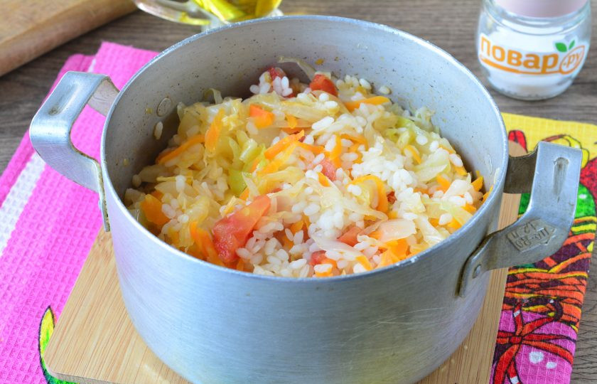 1. Этап. Салат из капусты и риса на зиму: Тушите салат на медленном огне 20 минут, влейте уксус, перемешайте и готово.