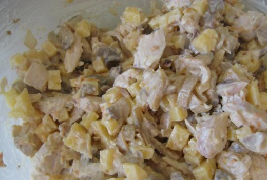 1. Этап. Салат с вареной куриной грудкой: Все хорошенько перемешиваем и отправляем немного постоять в холодильник, хорошенько настояться и пропитаться. Приятного аппетита!