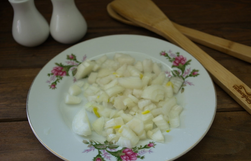 1. Этап. Рагу из кабачков и капусты: Нарезать мелко репчатый лук.