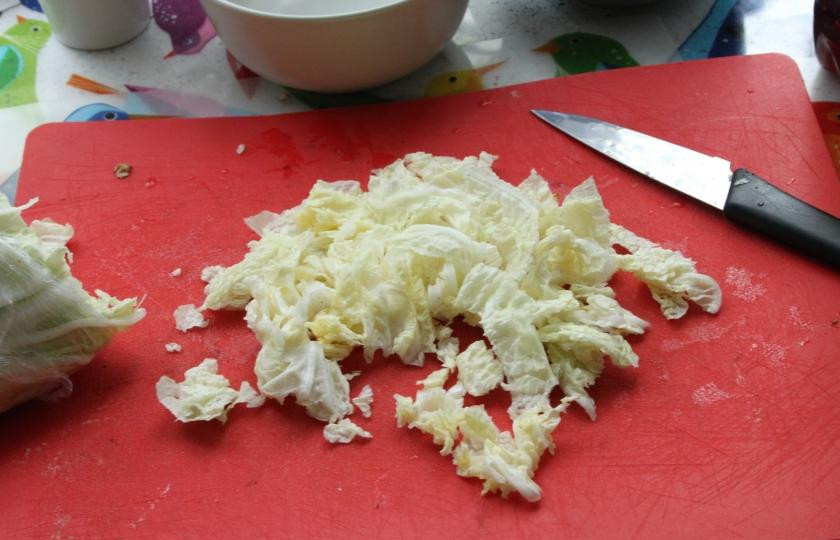1. Этап. Легкий салат с лисичками и шампиньонами: Нарезать Пекинскую капусту как можно мельче. Салат рассчитан на 2 порции, поэтому я сразу раскладываю по тарелкам.