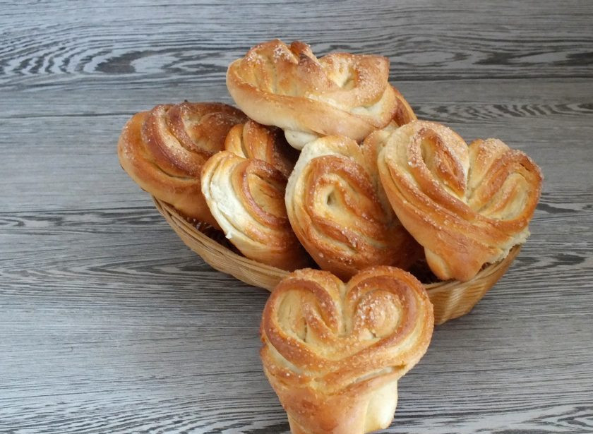 1. Этап. Тесто Воздушный экспресс: По истечении времени достаньте противень с выпечкой, прикройте полотенцем и оставьте на 10 минут. После можно снять с листа.